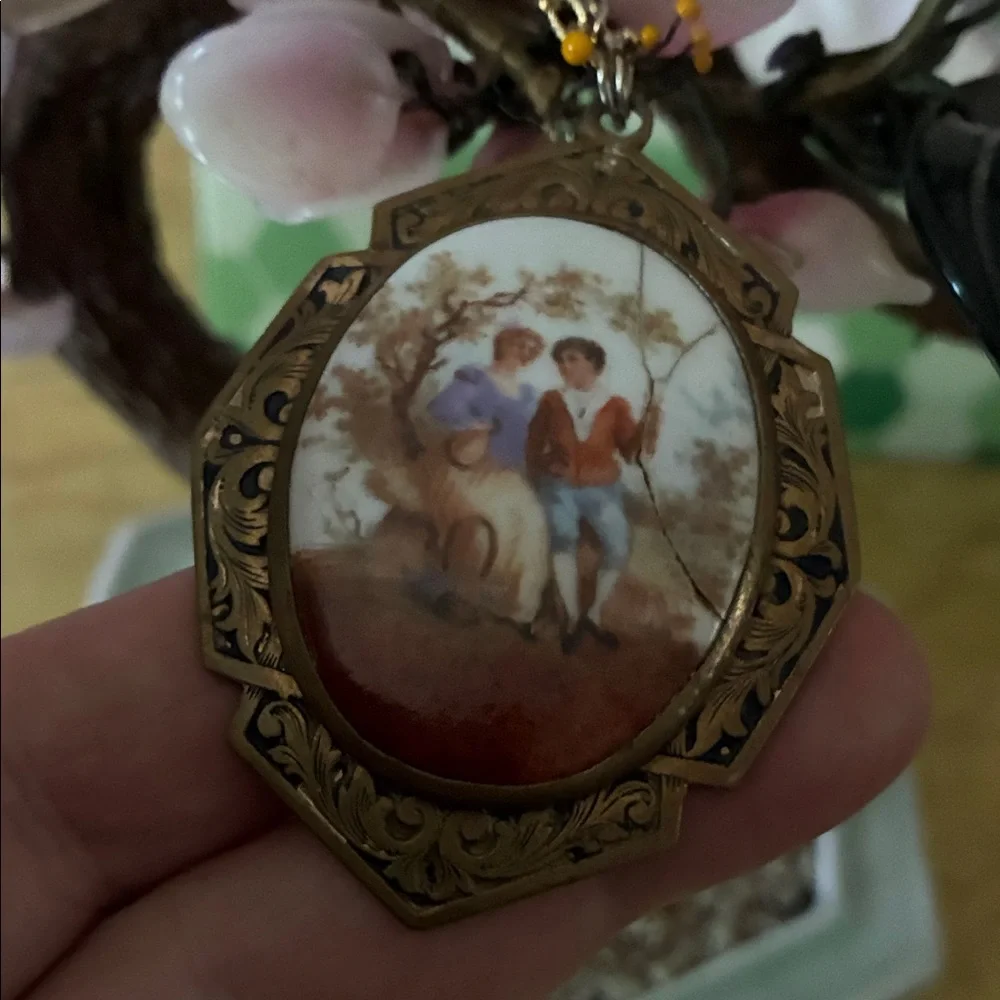 Vintage Pendant with Painted porcelain cameo - Picture 2 of 5